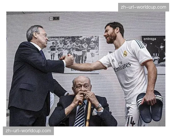 安切洛蒂与阿隆索赛前握手寒暄，两代冠军主帅的传承时刻