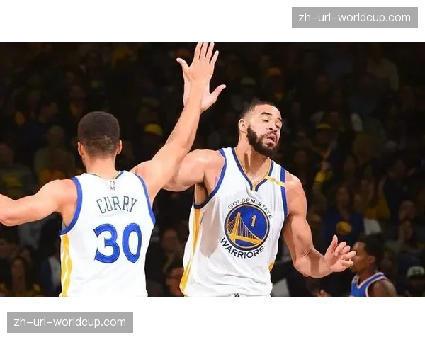 “全场战报：十人西汉姆联2-2战平富勒姆，帕奎塔伤退”