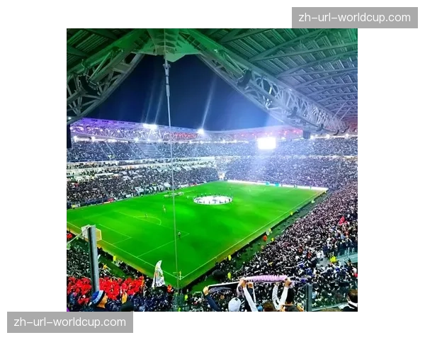 “小恶魔”起立鼓掌，都灵安联球场致敬即将退役的基耶利尼